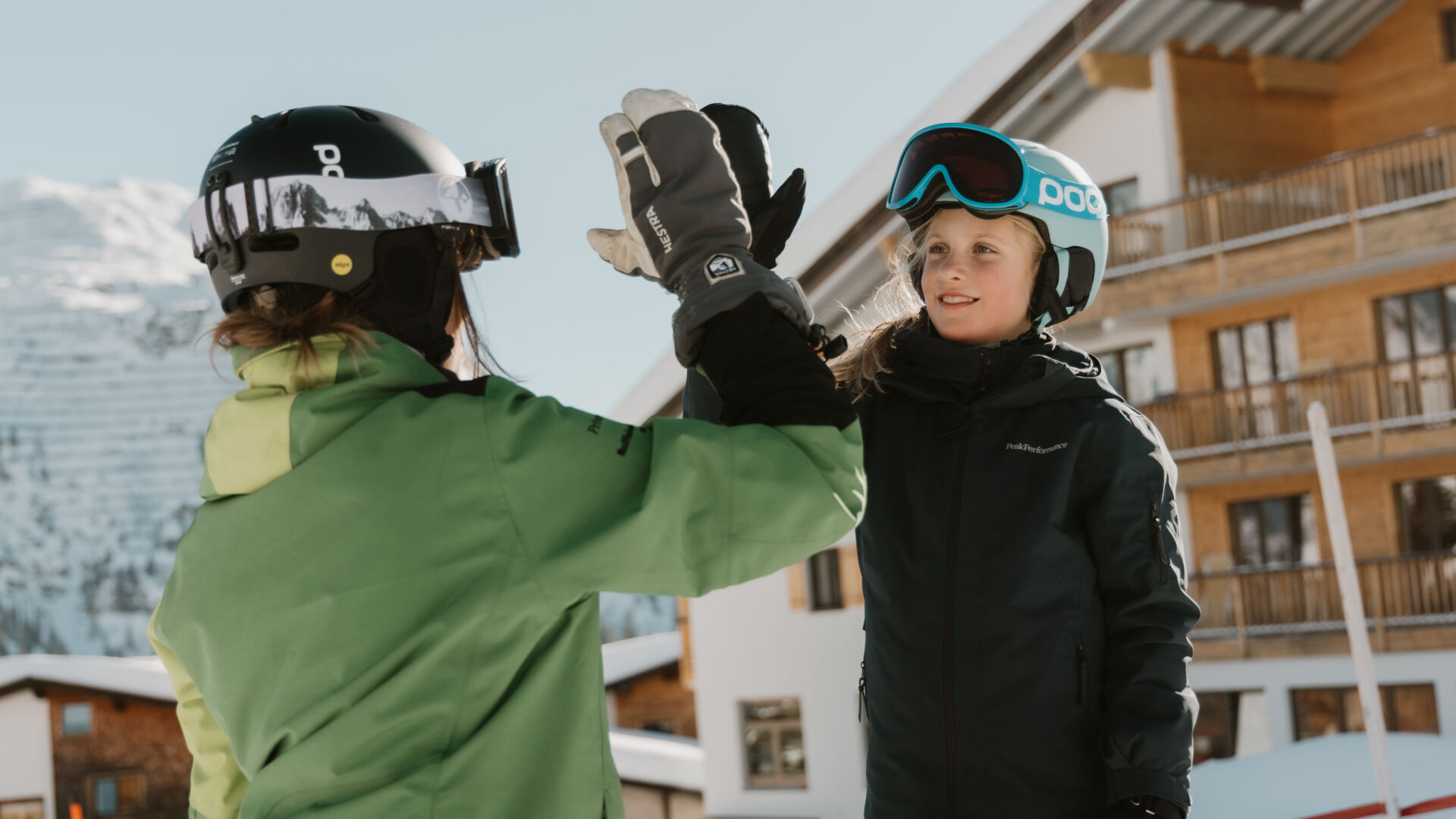 Skilehrerin gibt Kind Highfive