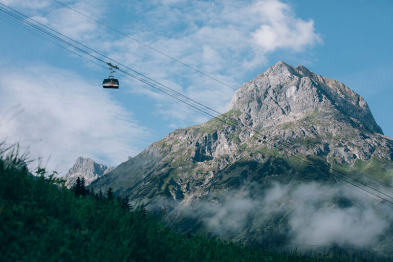 Gondel der Ruefikopf Seilbahn faehrt vor dem Omeshorn bergauf zur Bergstation