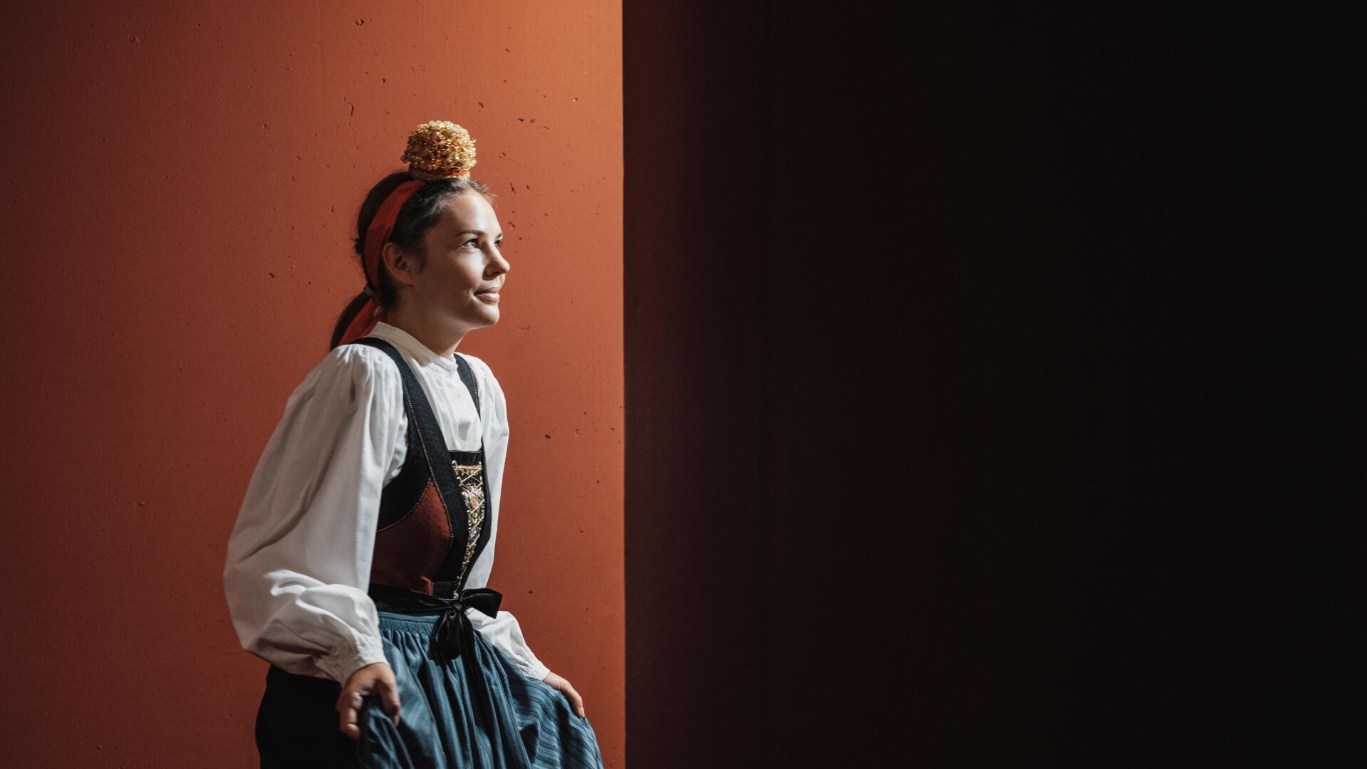 Frau in traditioneller Walser Tracht mit Bluse, Mieder Schürze und Kröneli