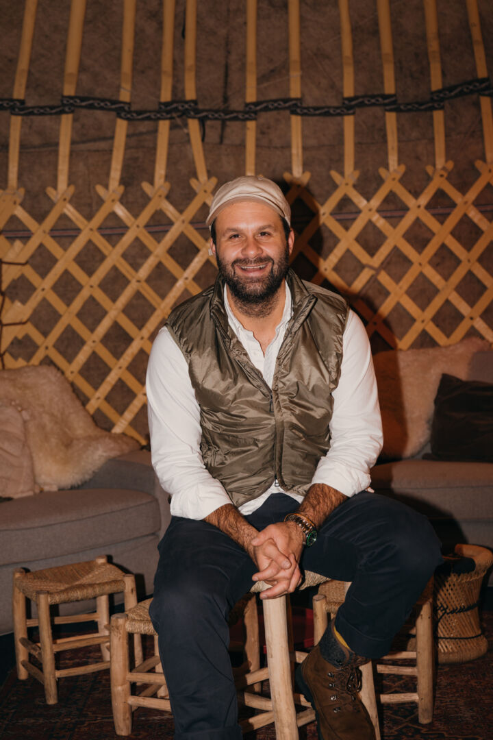 Porträt von Zayad Shah, wie er auf einem Stuhl in der Jurte sitzt