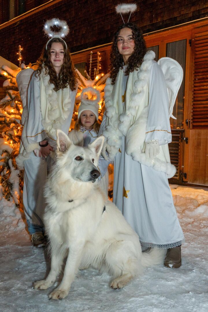 Drei verkleidete Christkinder und ein weiÃer Hund