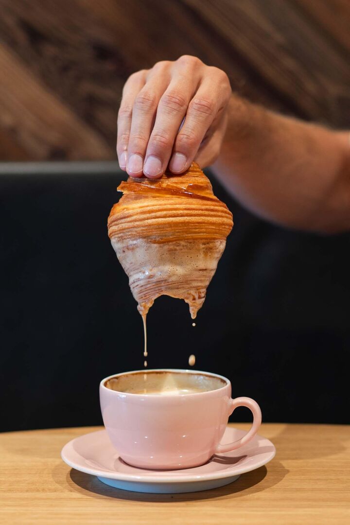 Cafe Gotthard Kaffee & Croissant