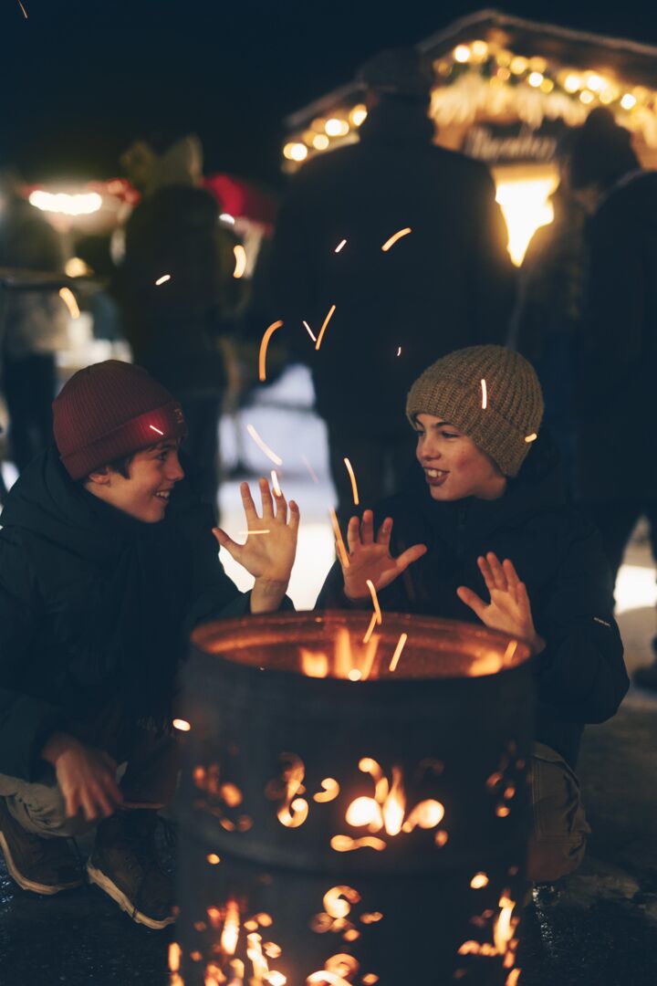 Kinder beim Adventsmarkt