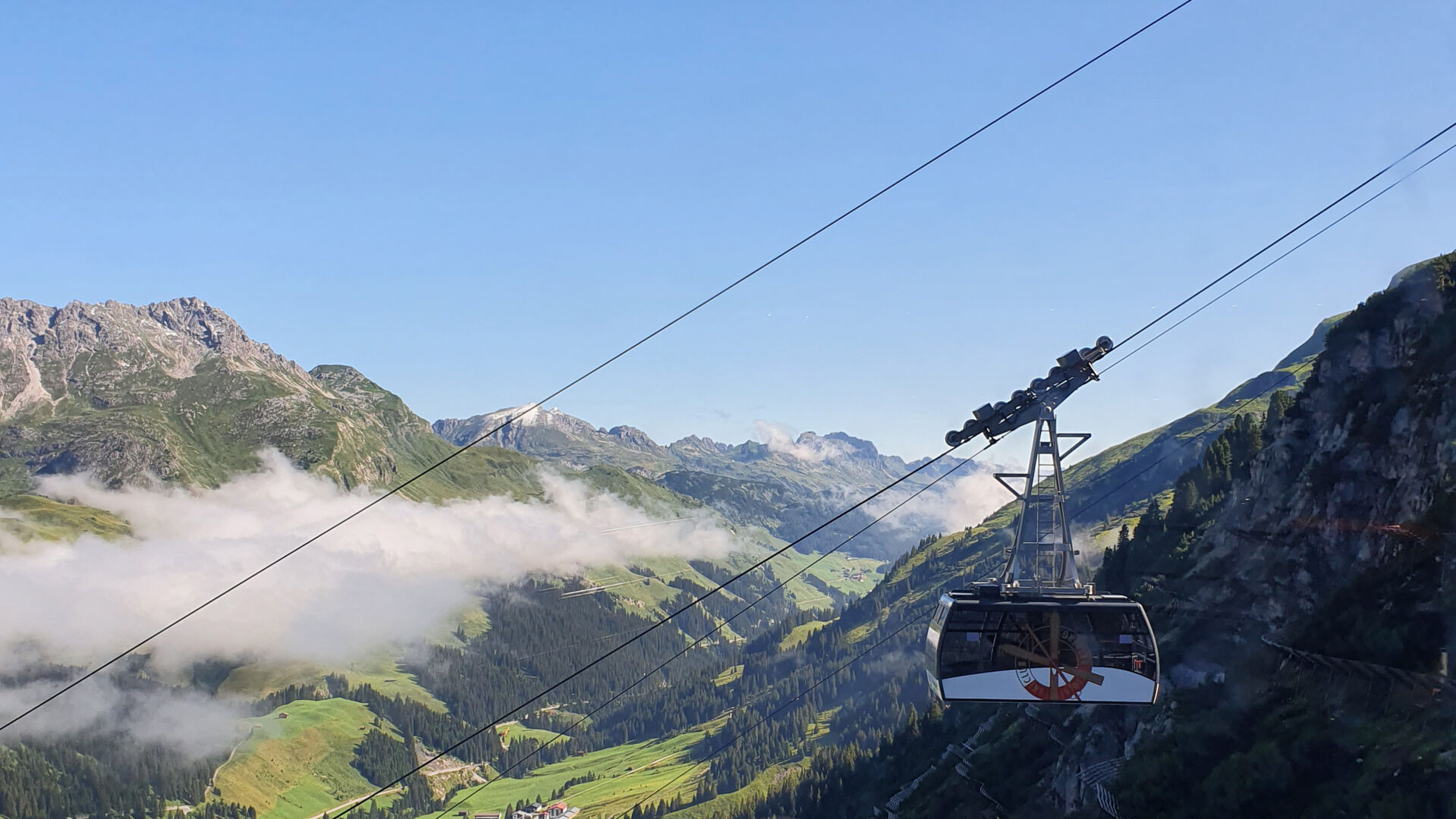ruefikopf-gondel-sommer-bergbahn- lech-zuers