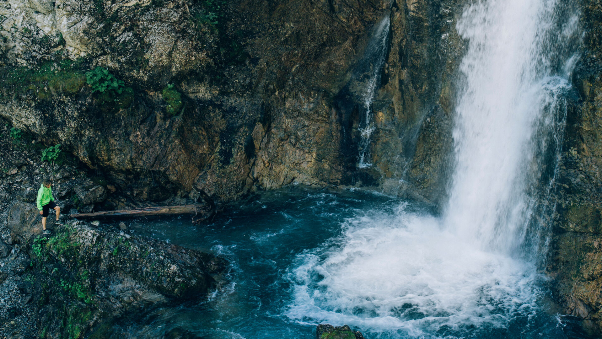 der Zuger Wasserfall plätschert in ein Zwischenbecken im Felsen