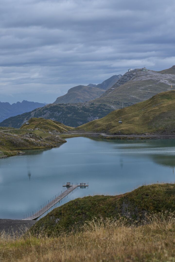 Zürsersee mit Steeg vor einem weitläufigen Bergpanorama