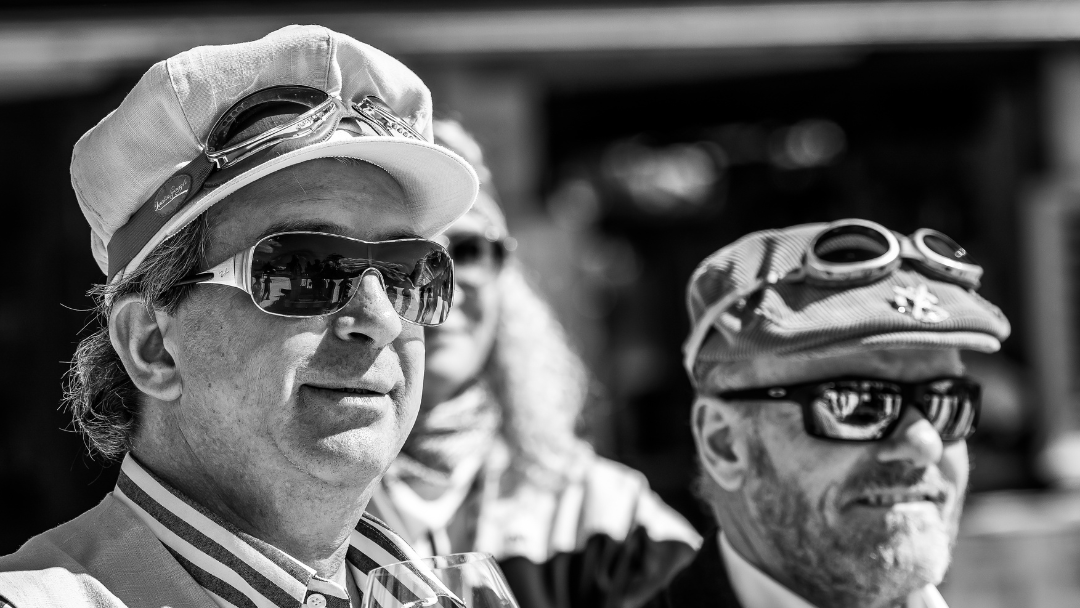 zwei Maenner beim Retro Skitag