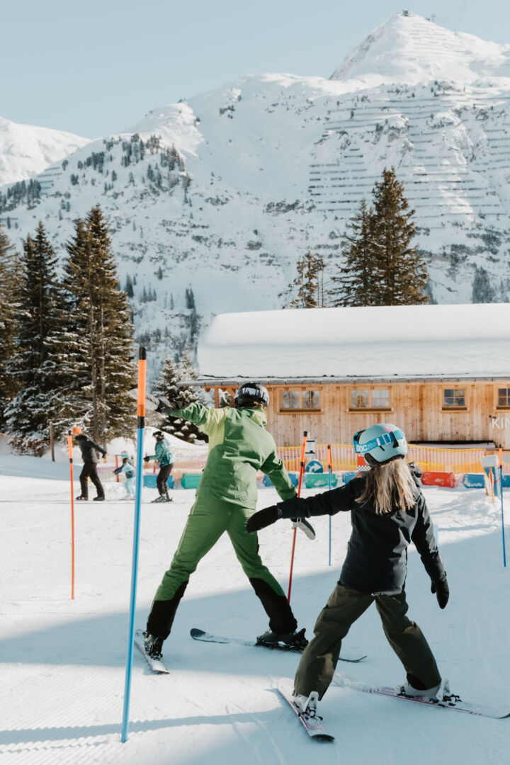 Kind im Kinderland Oberlech fährt Skilehrerin hinterher