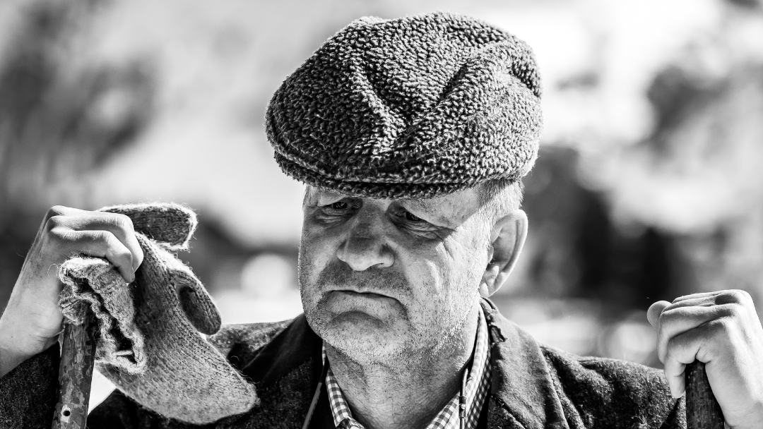 Mann beim Retro Skitag