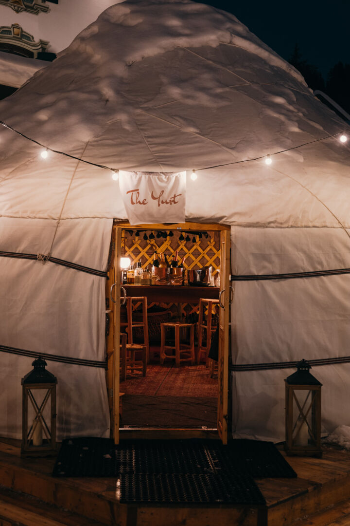 Blick auf die Eingangstür zur Jurte, mit Blick auf den Barbereich