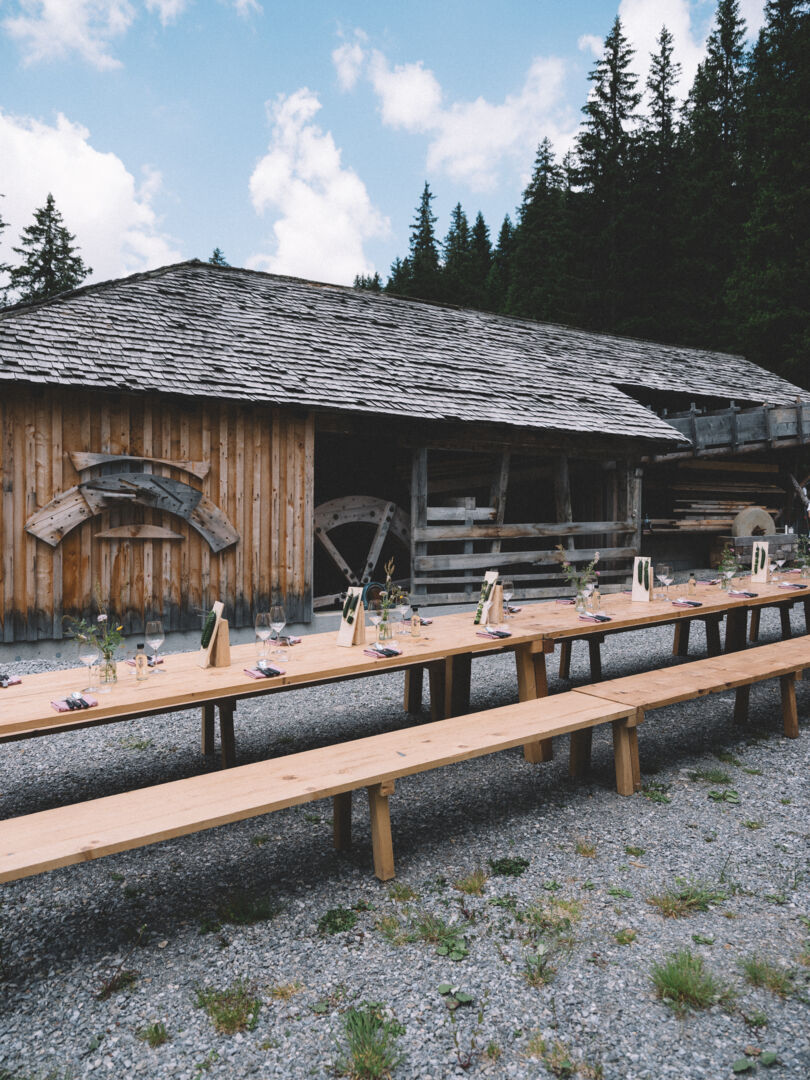 Gedeckte Tische bei der Zuger Säge im Zugertal