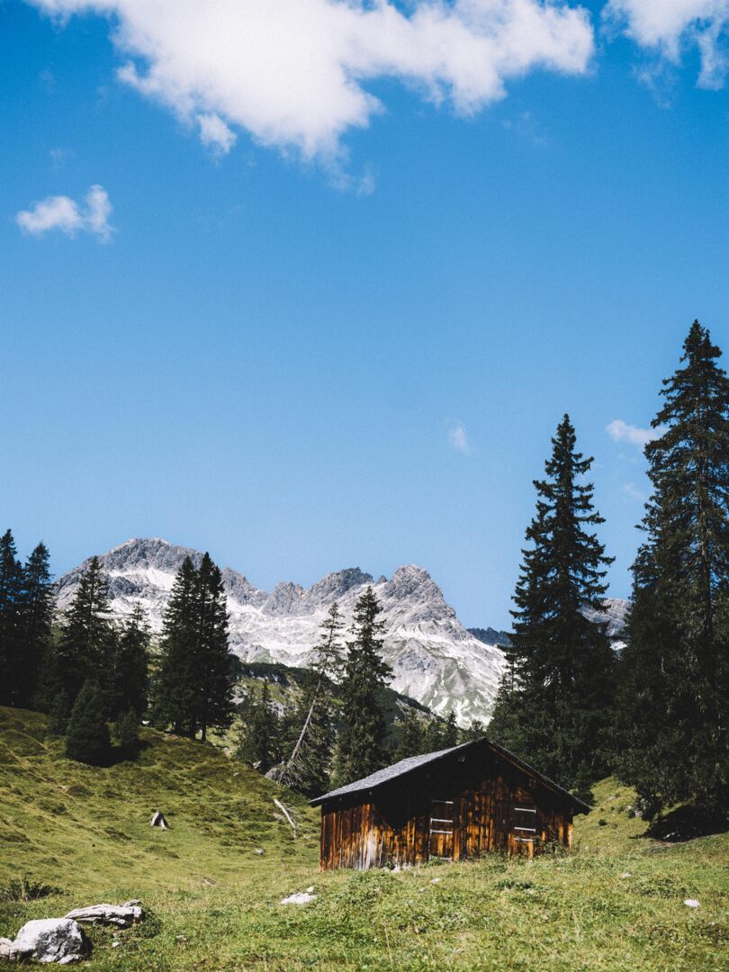 HÃ¼tte vor Bergkulisse