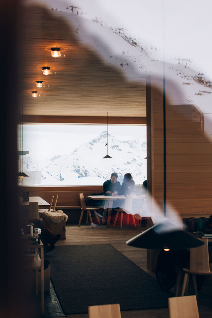Blick in die Skihütte "Der Wolf" wo die Gäste ihr Essen mit einer atemberaubenden Aussicht genießen