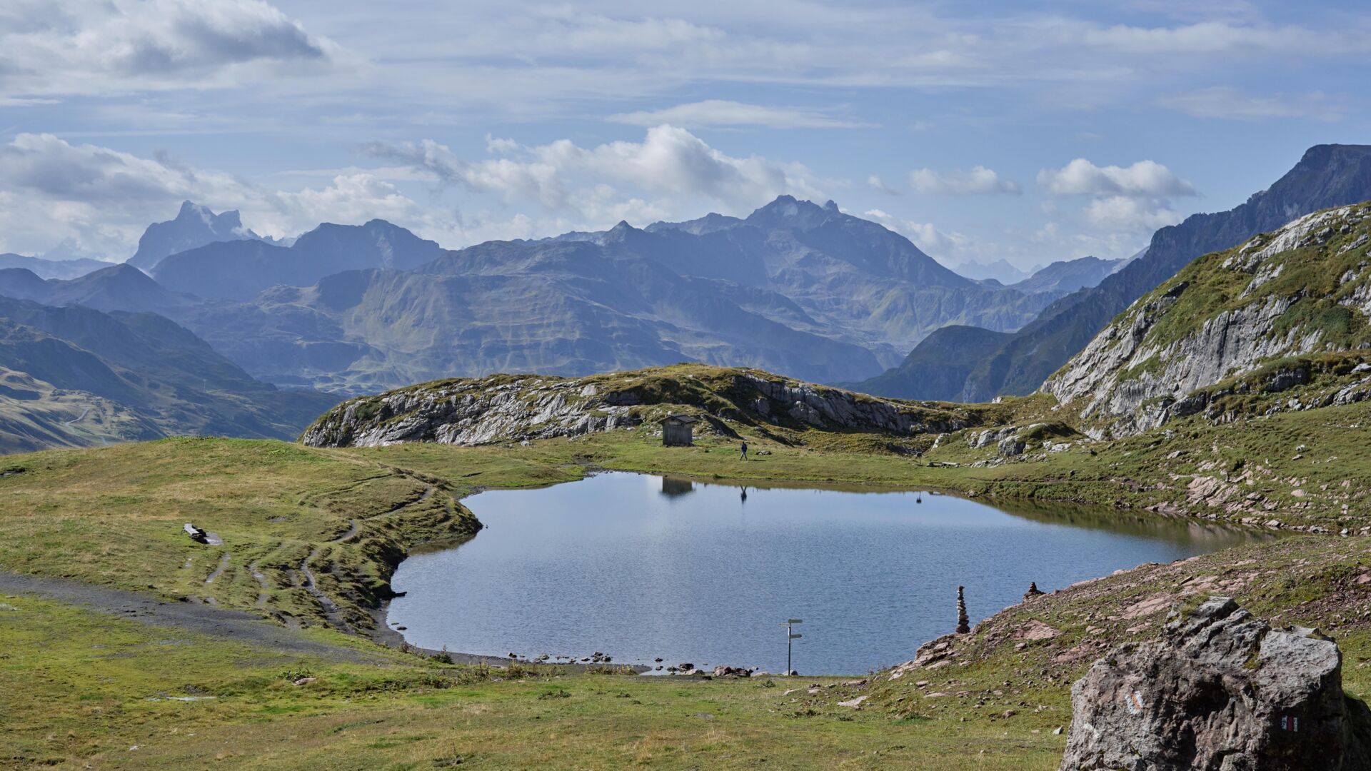 Monzabonsee am Rüfikopf mit weitläufigem Bergpanorama im Hintergrund