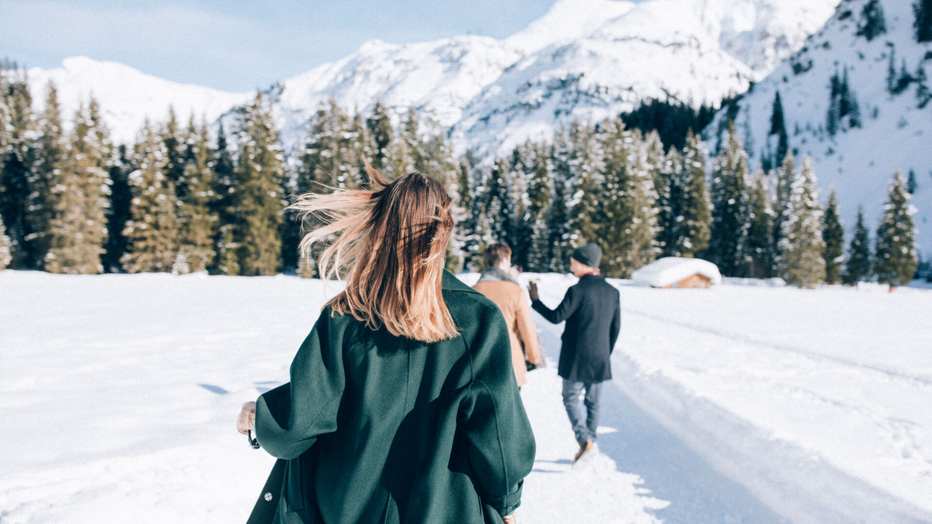 Verschneiter Winterwanderweg im Zugertal