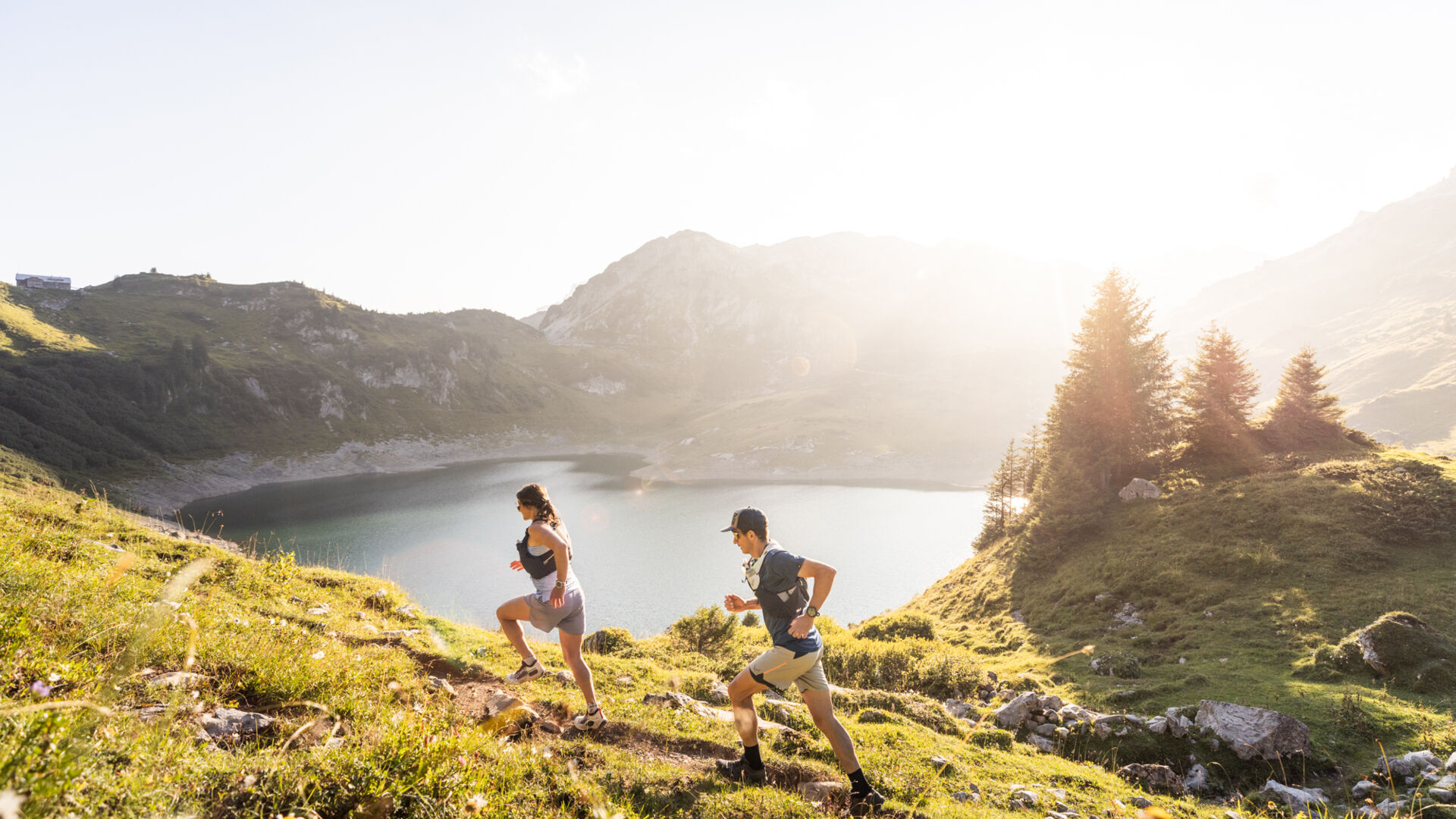 Zwei Trailrunner trainieren entlang des Formariensee im Herbst