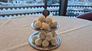 Raffaelo in einem Etagere auf einem Tisch