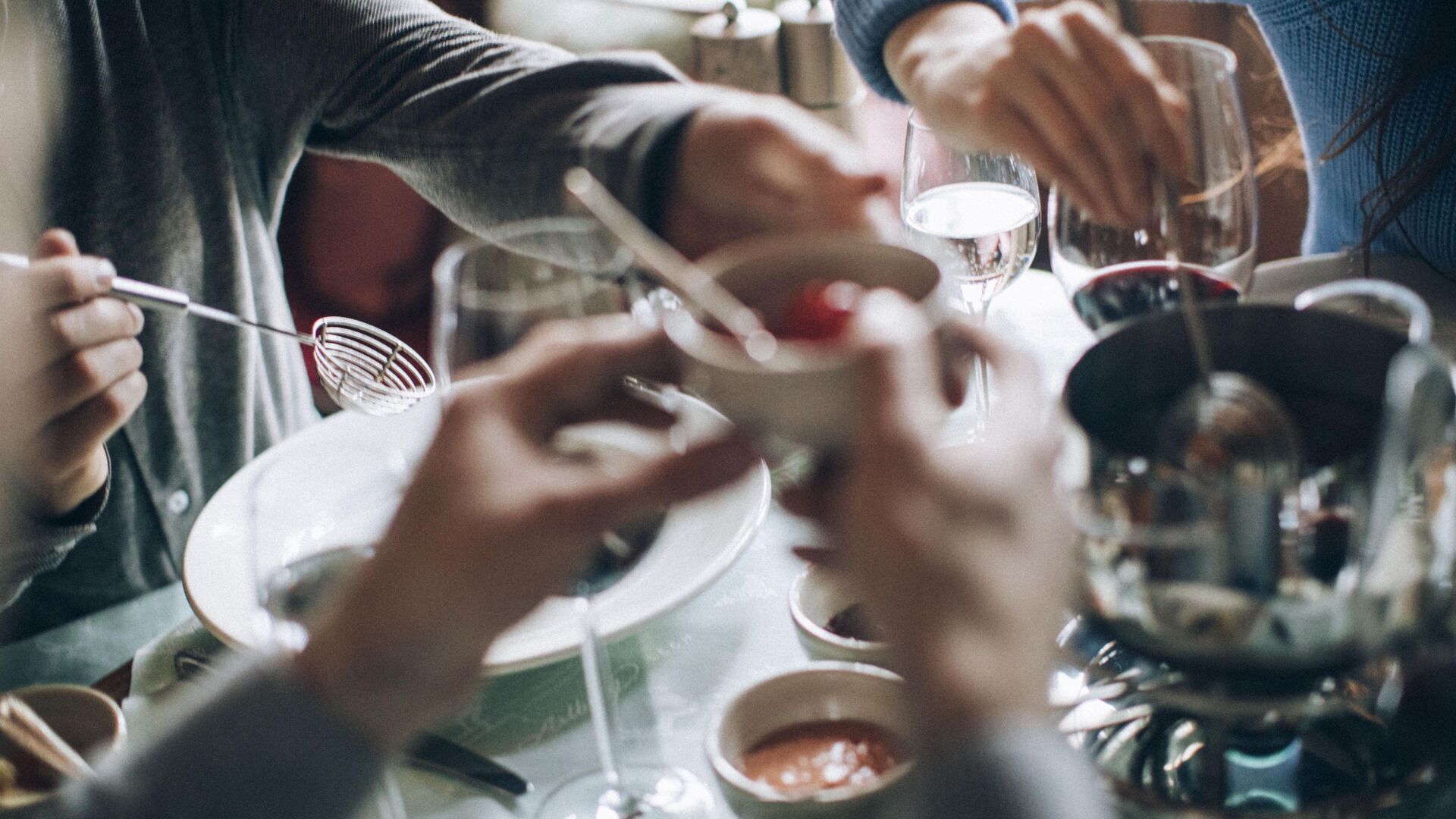 Fondue Chinoise auf gedecktem Tisch