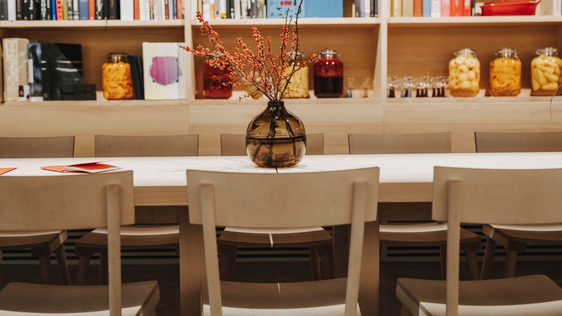 Tisch mit Regal im Hintergrund