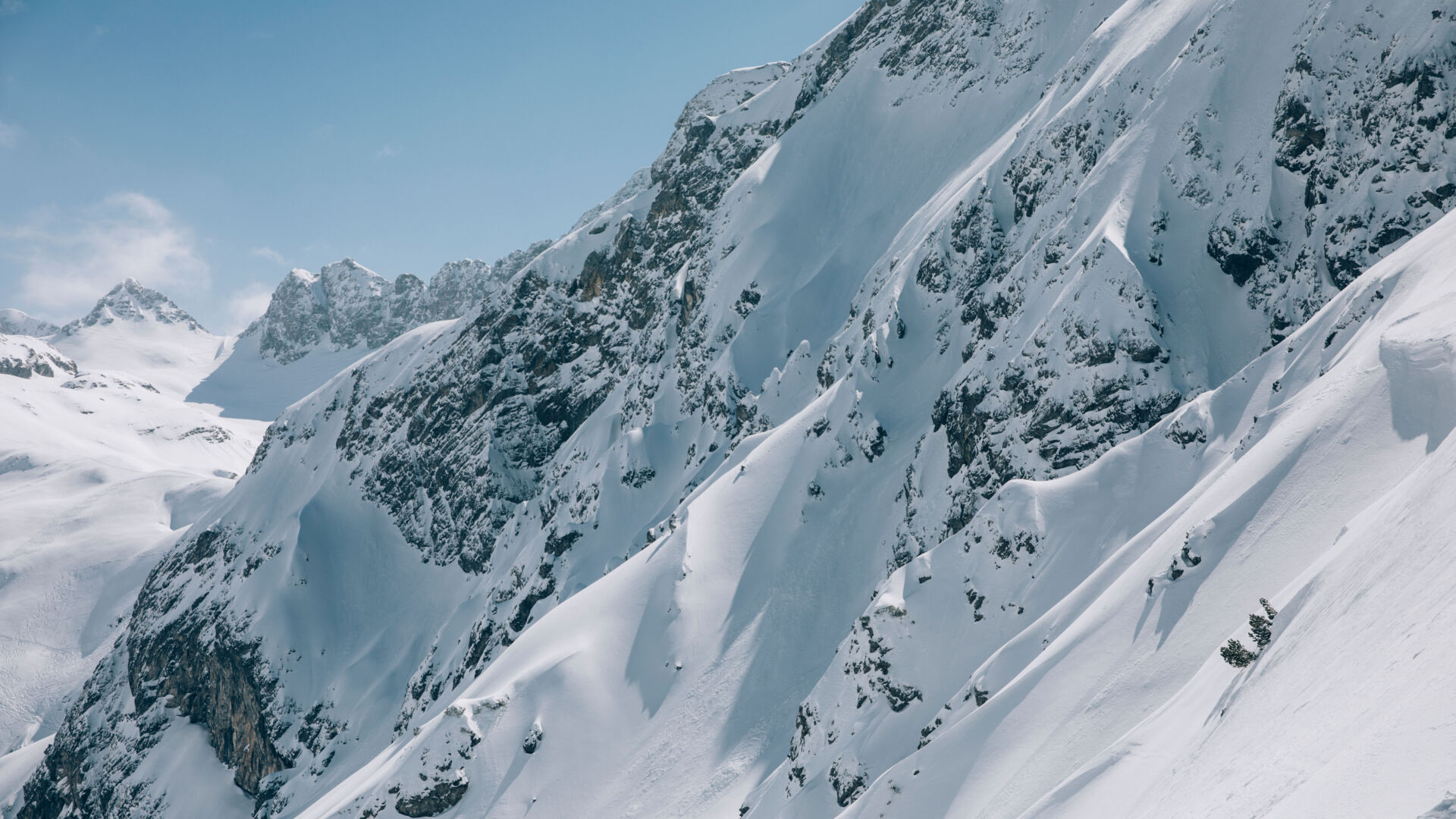 Blick auf die atemberaubende Alpen-Berglandschaft im Winter am Arlberg