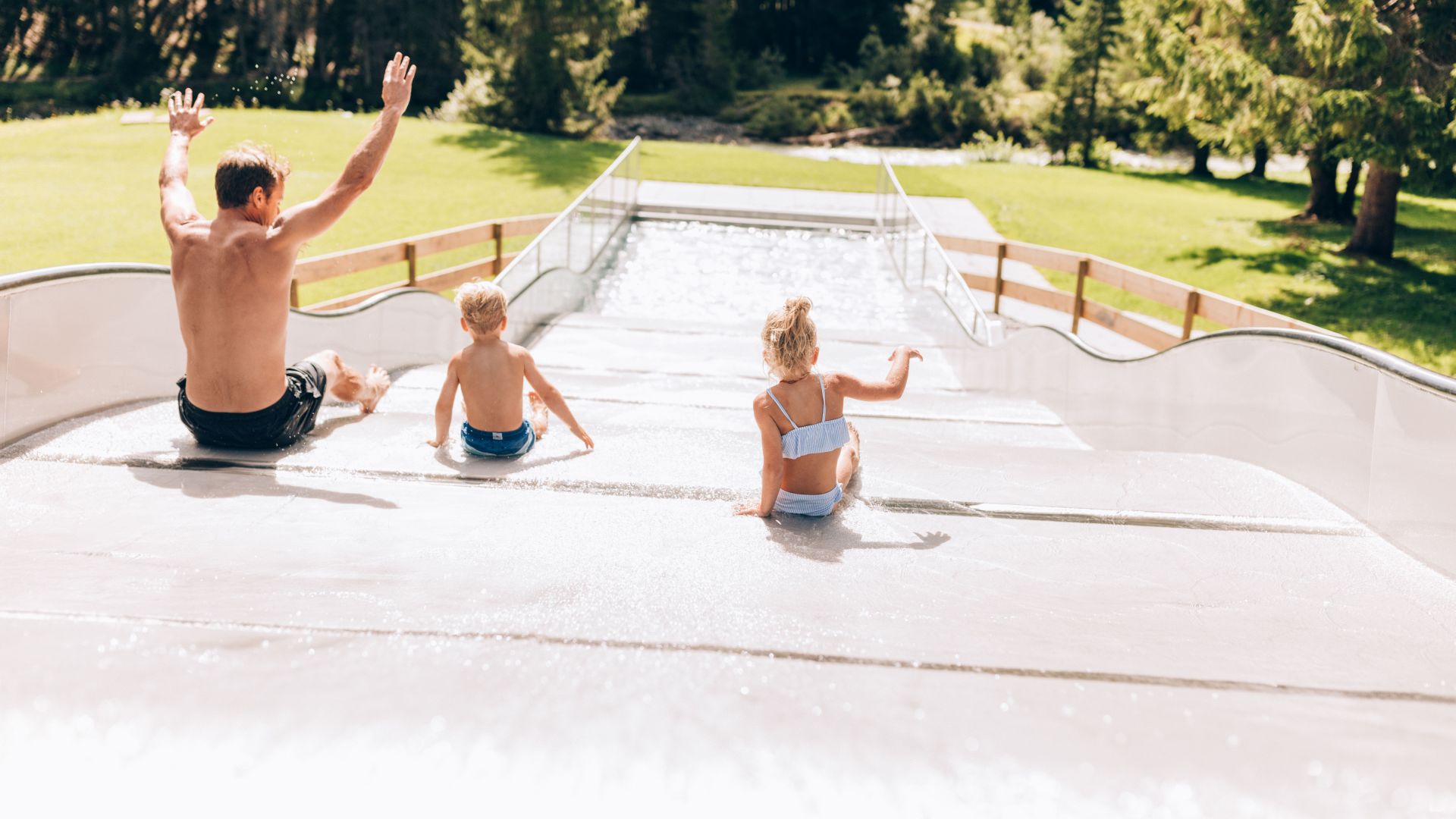 waldschwimmbad-lech-sommer-wasserrutsche-vorarlberg