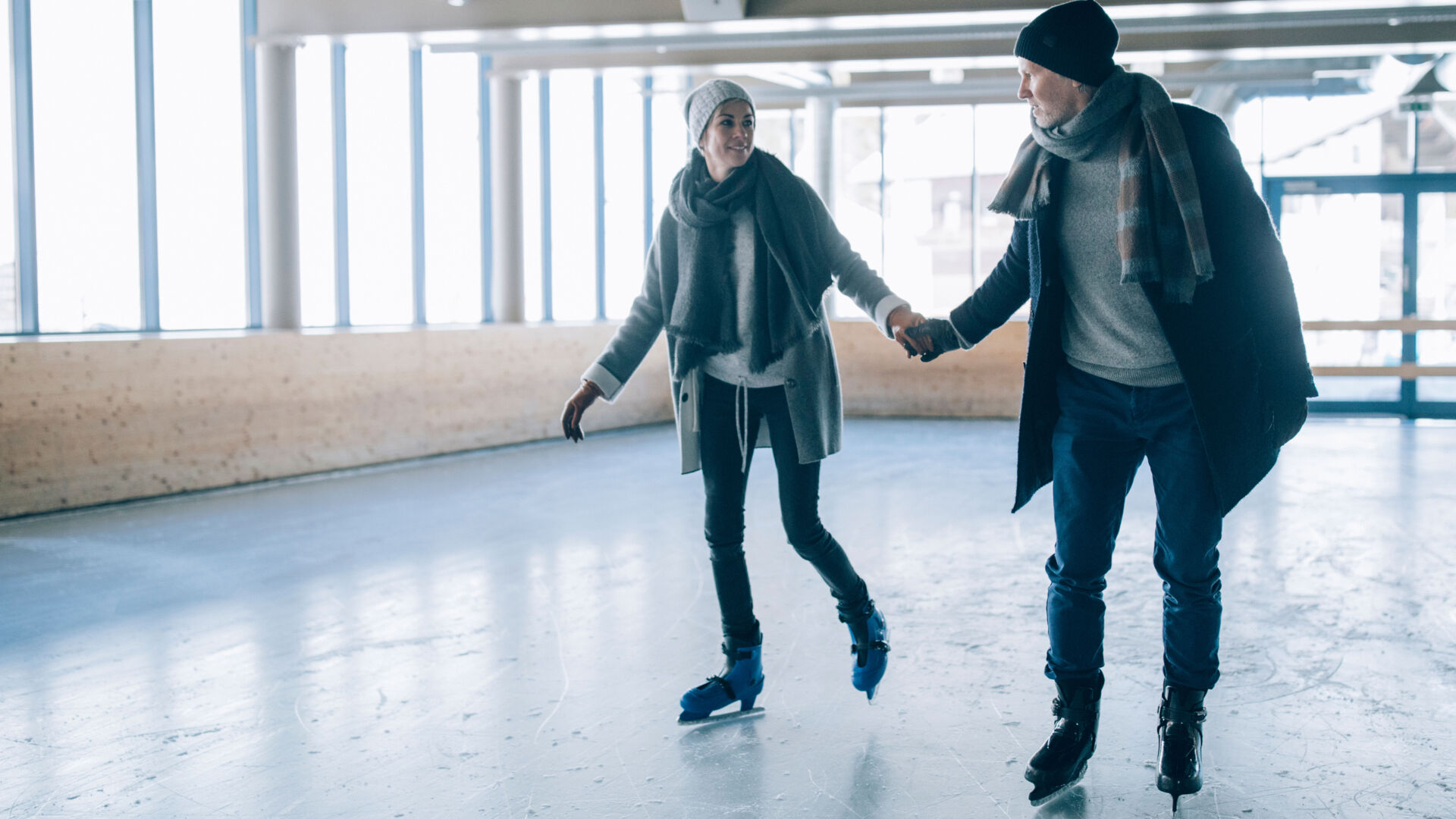 zwei Personen beim Eislaufen in der Eislaufhalle in Lech Zürs