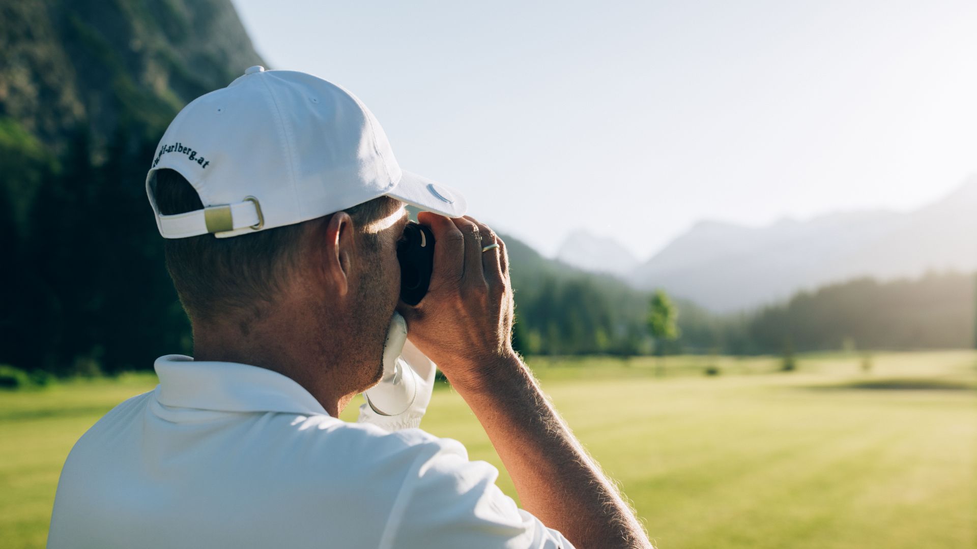 Ein Golfer blickt in die Ferne am Zuger Golfplatz