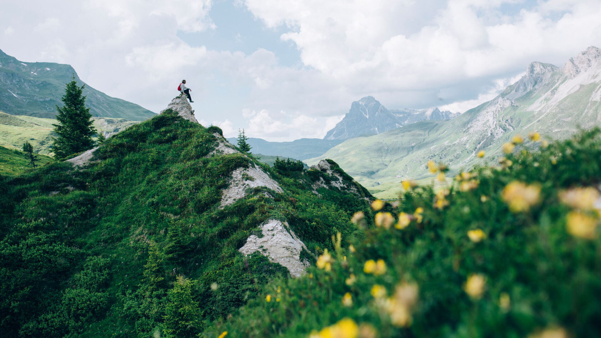 ein Wanderer genießt die Aussicht auf die Gipslöcher