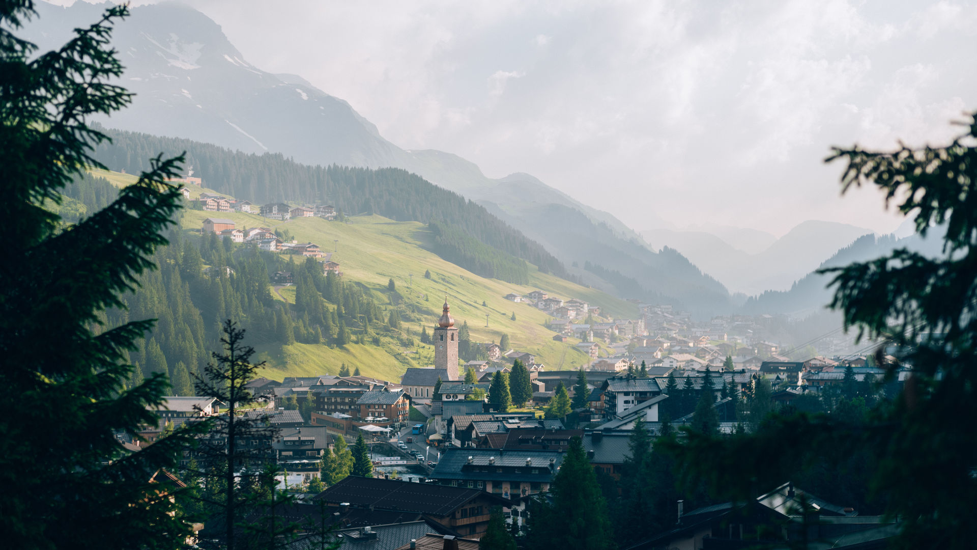 Blick auf das Dorf Lech mit einer atemberaubenden Berglandschaft im Hintergrund