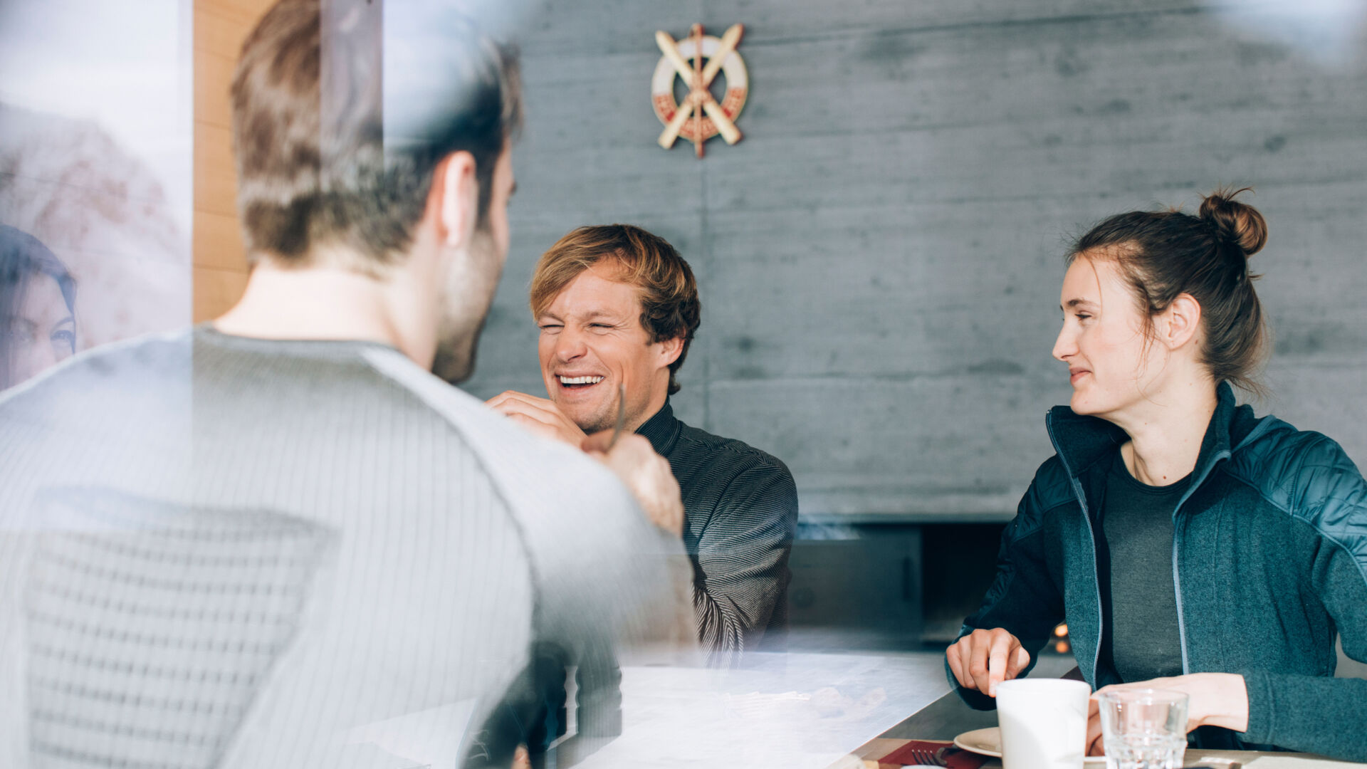 Freunde genießen die Momente beim Essen in der Skihütte "Der Wolf"