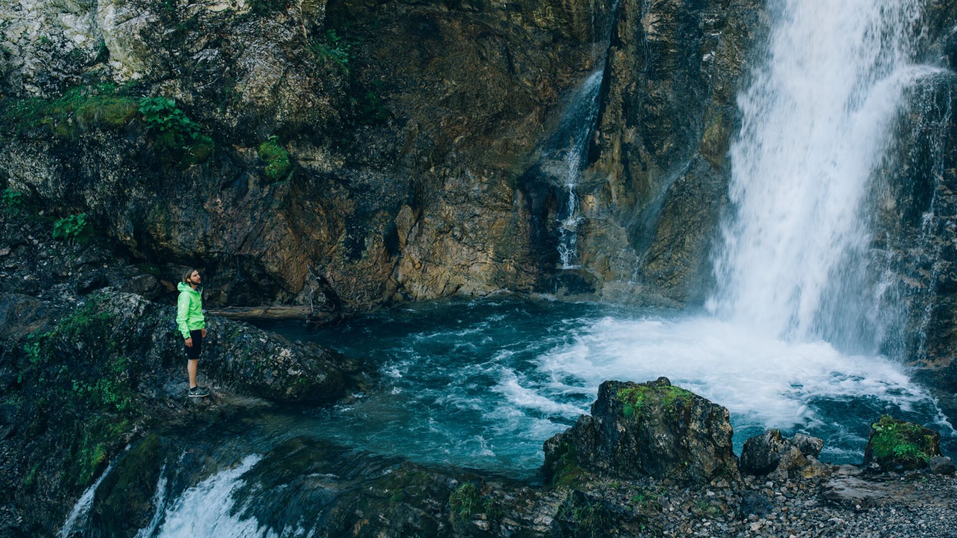 der Wasserfall befindet sich wenige Minuten entfernt von der Zuger Schleife