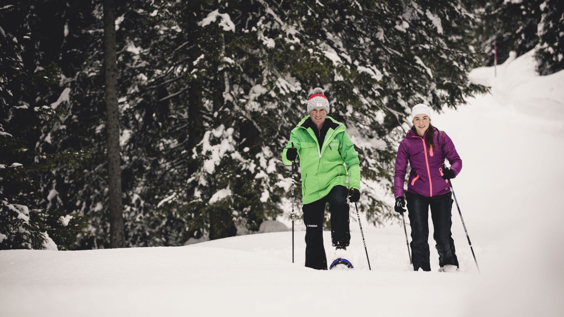 zwei Personen wandern mit ihren Schneeschuhen durch die Winterlandschaft von Lech Zürs am Arlberg