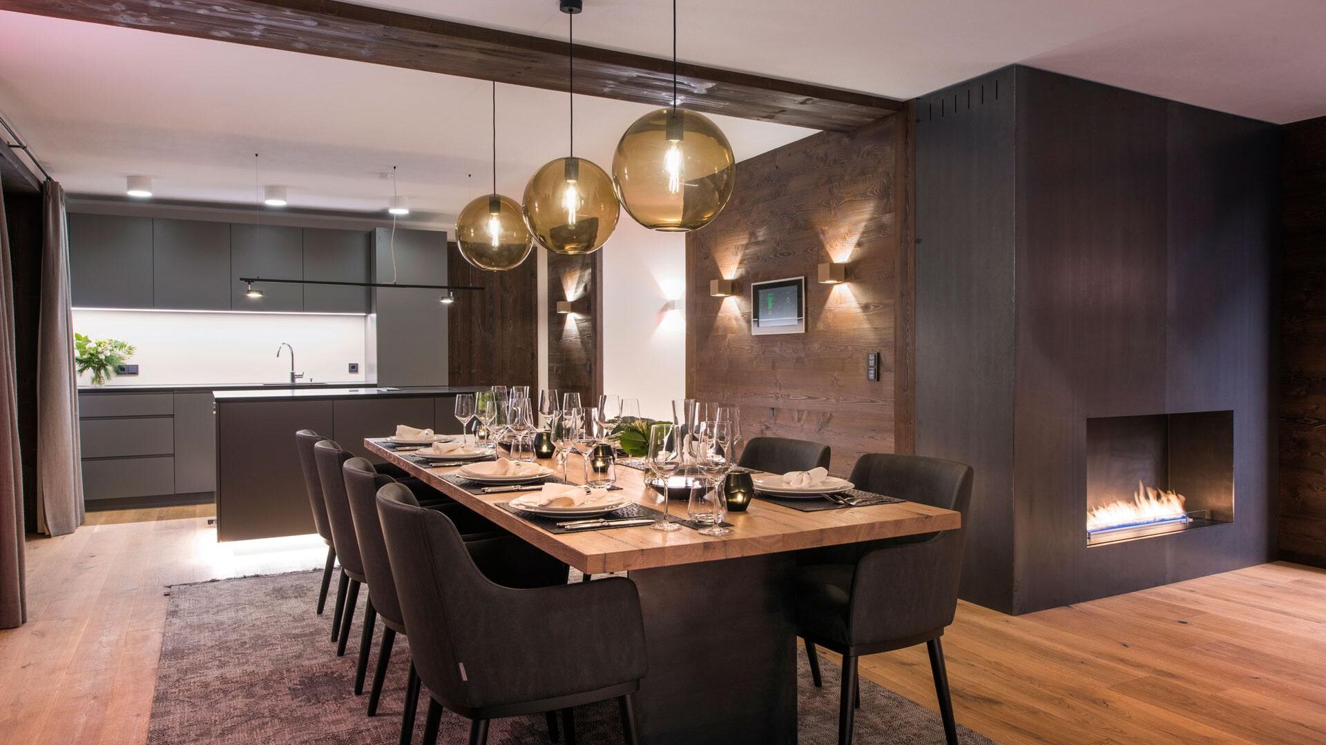 nidus_chalet_lech_residence3_Esstisch_Kueche_Kamin