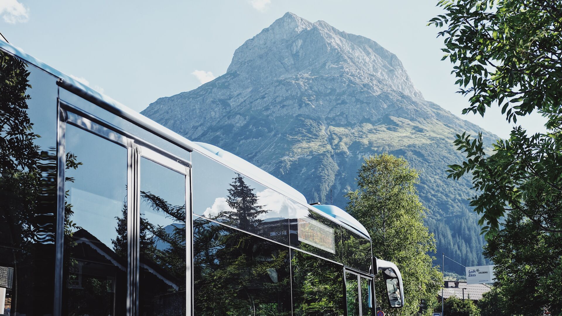 Ortsbus-Lech-mit-Blick-auf-das-Omeshorn