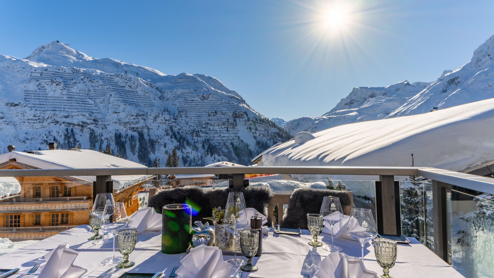 Gedeckter Tisch vor Bergkulisse