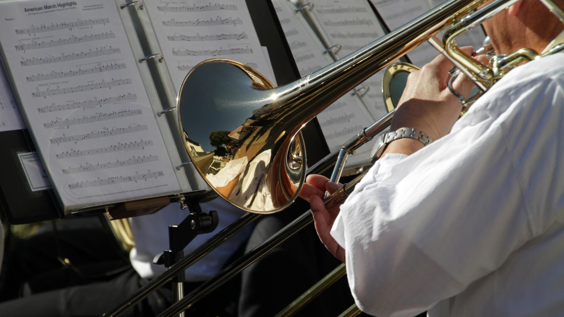 Musiker beim Trompete spielen