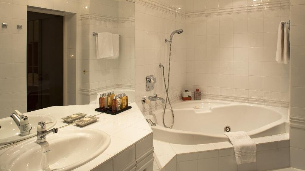 Suite mit Whirlpool Badezimmer