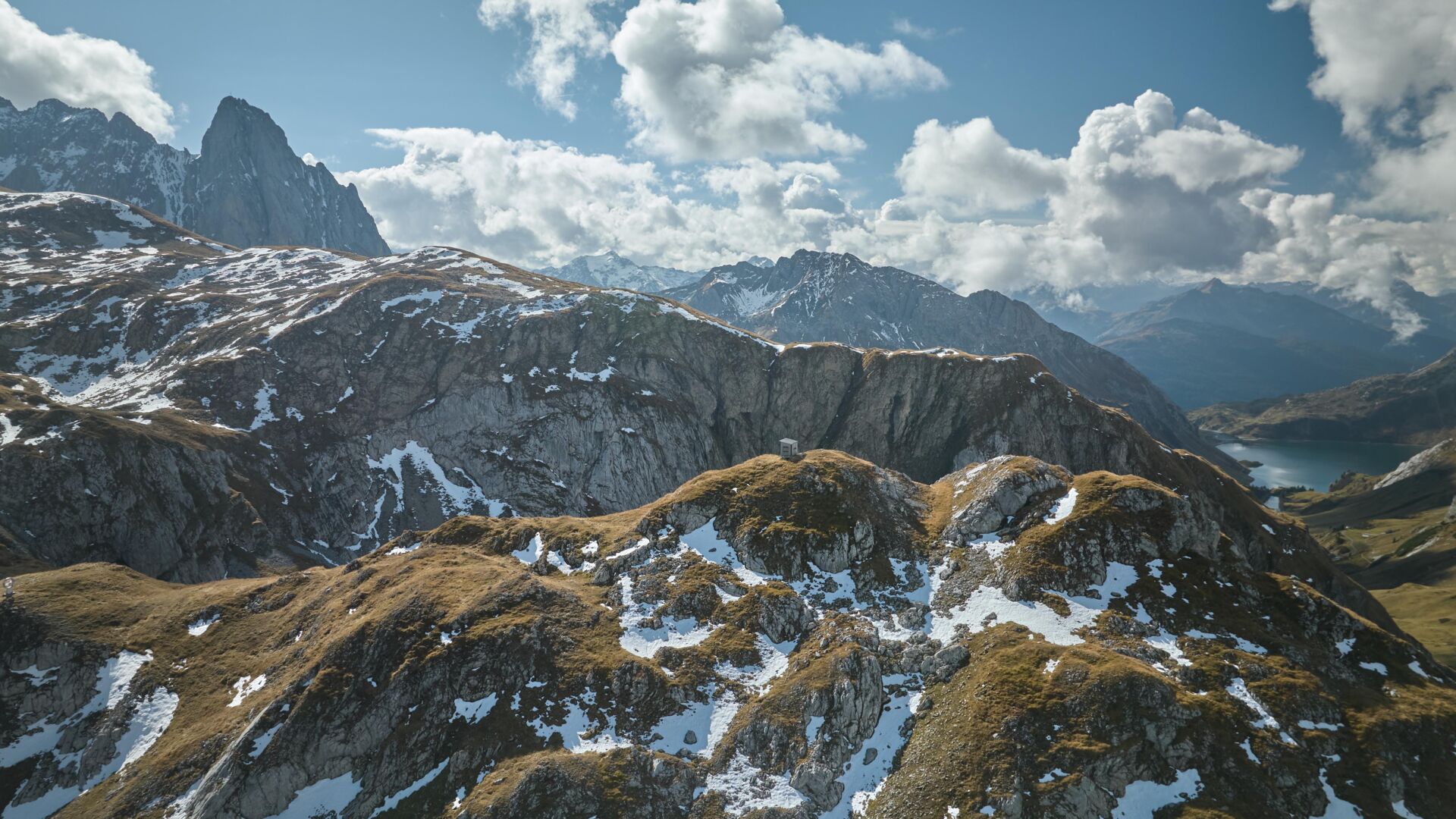 Leicht angeschneite Berglandschaft