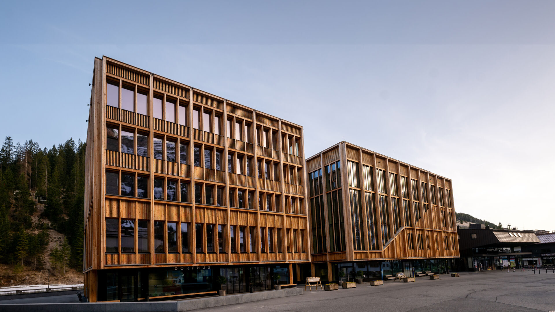 DSC_1434Dorfzentrum_Lech_Architektur_by_Dietmar_Hurnaus_ KI_EDIT