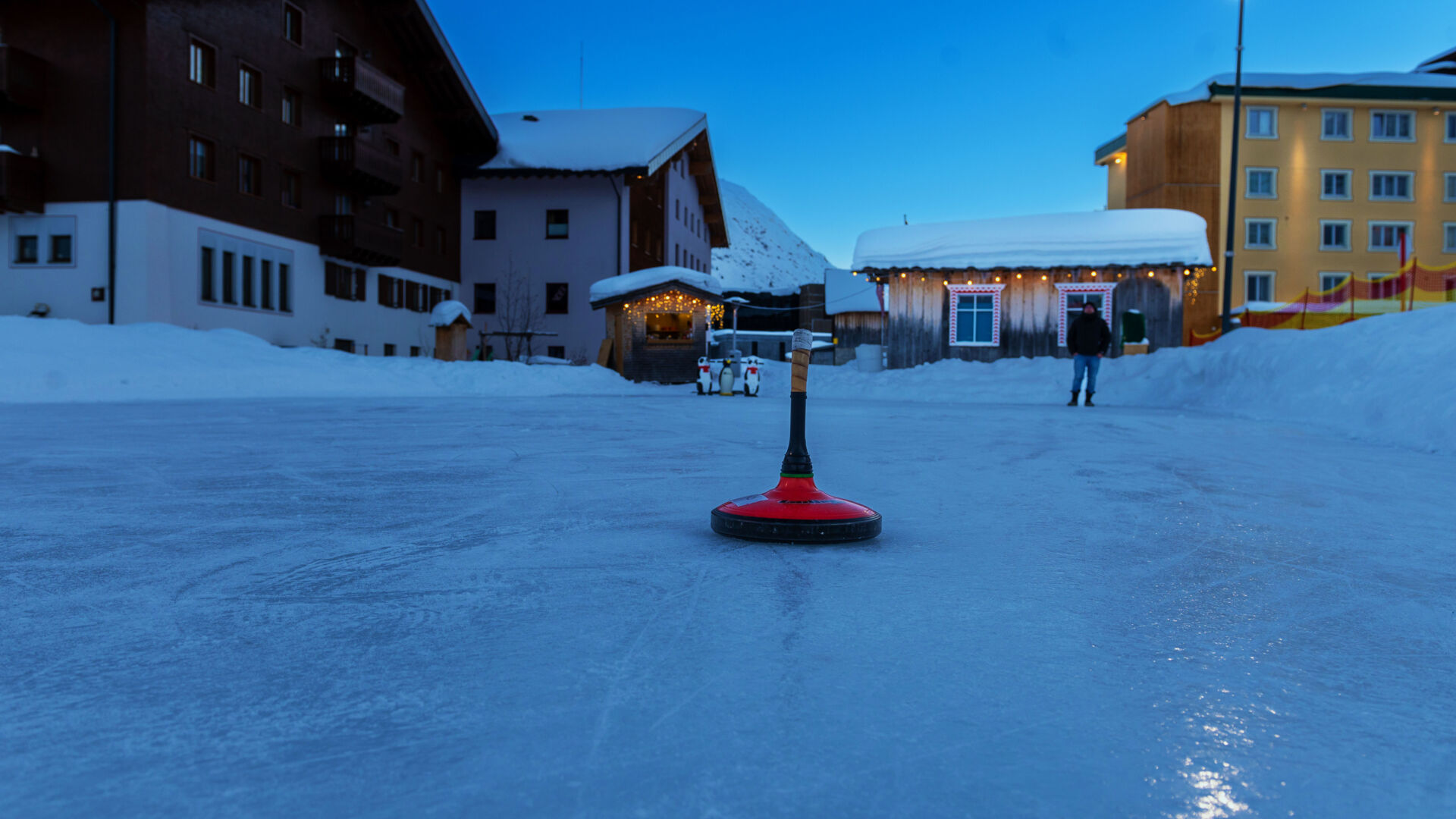 Ein Eisstock steht in der Mitte des Eislaufplatzes in Lech Zürs
