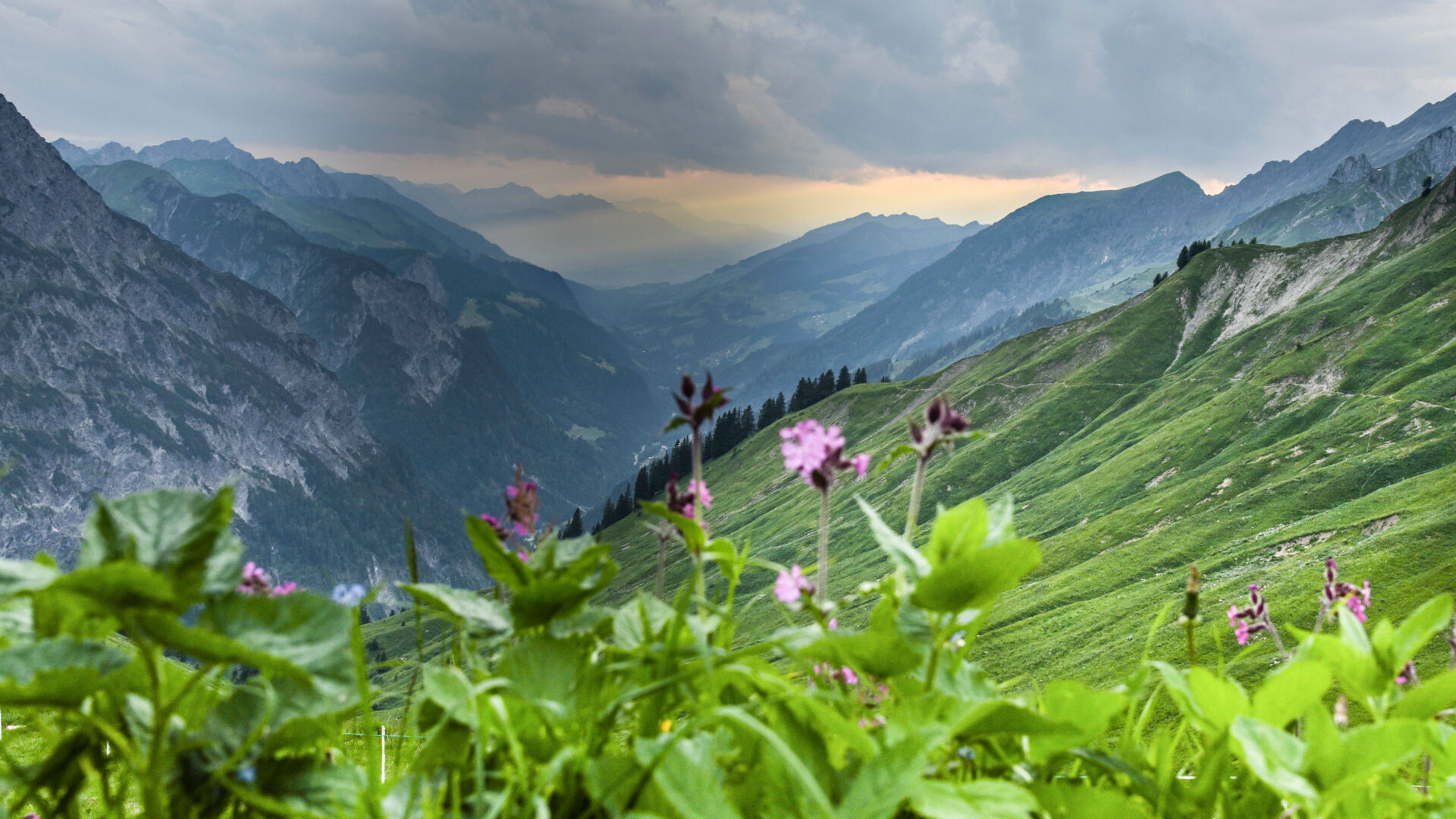 Dunkle Wolken im Gebrige als Vorboten für einen Wetterumschwung 