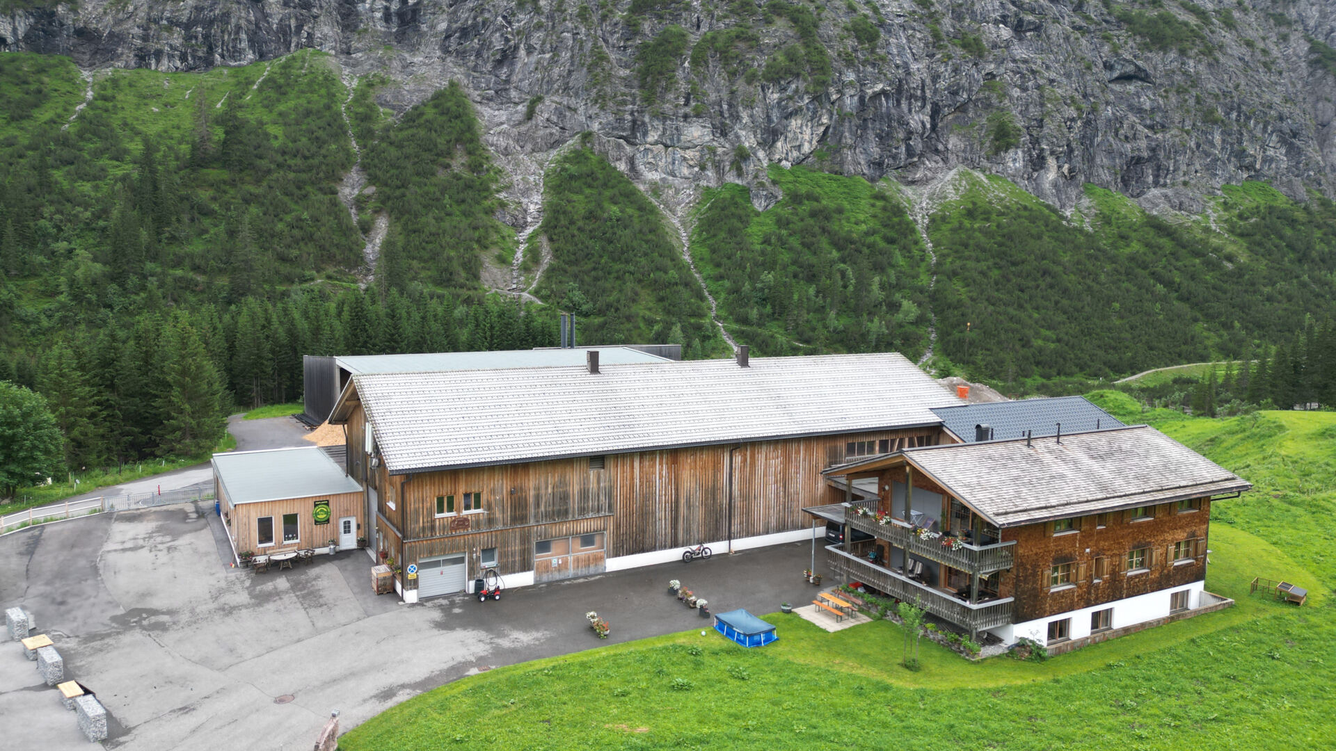 Zuger Sennstube im Sommer von außen mit dem Stall und dem Bauernhaus zum Wohnen