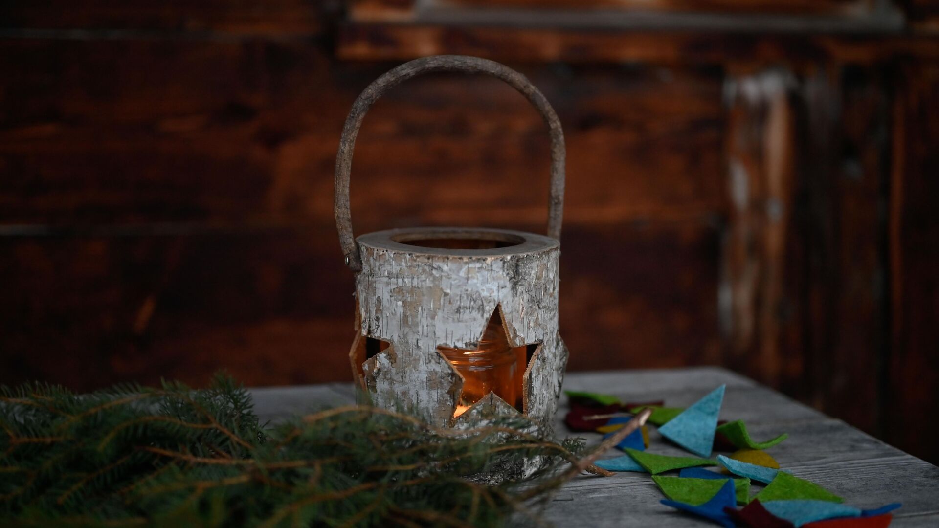 Weihnachtliches Windlicht mit Holzhintergrund