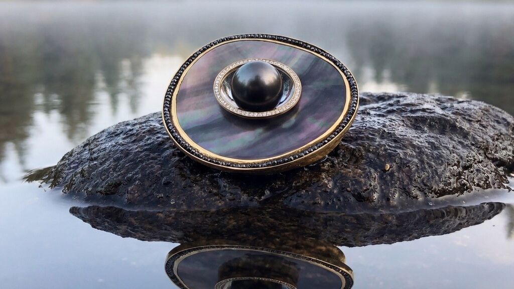 Ring mit Perle auf Stein