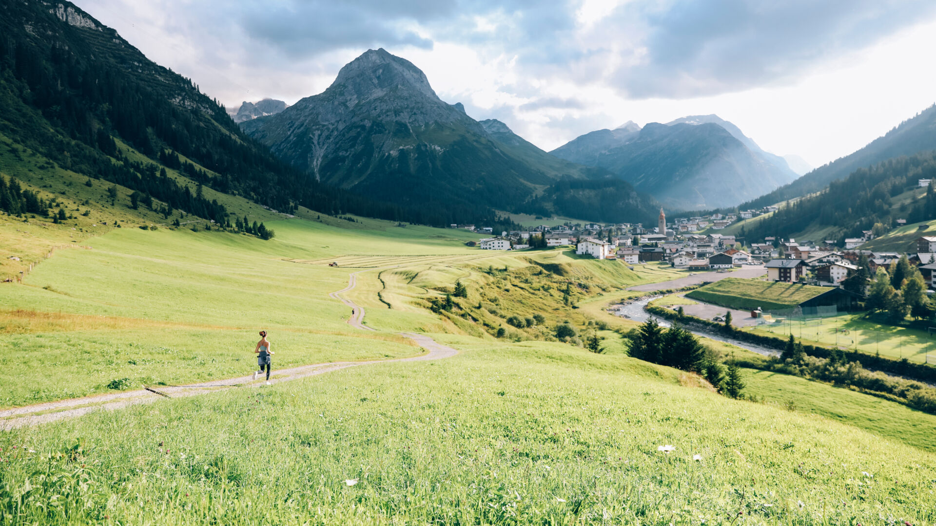 Laufen am FlÃ¼henweg mit Blick auf das Omeshorn