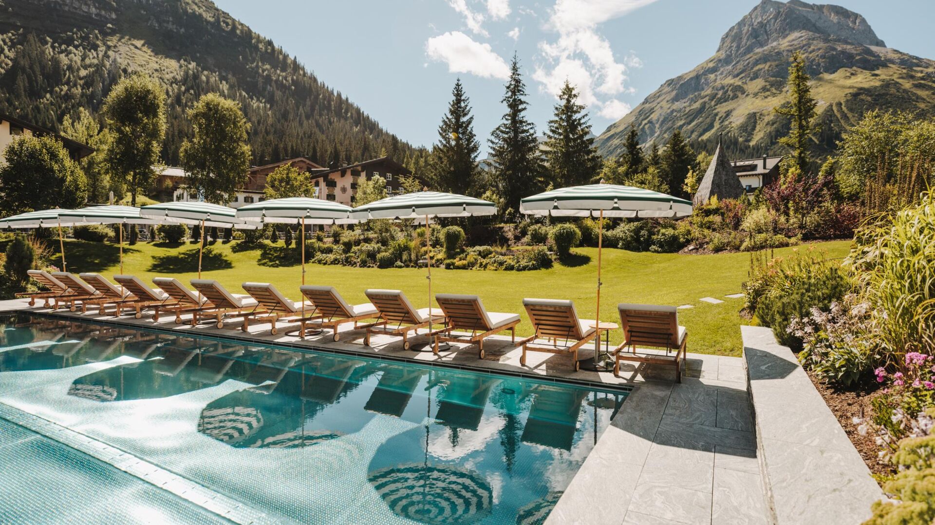 HOTEL-ARLBERG_OUTDOOR-POOL_230901-033_A-Lamprecht