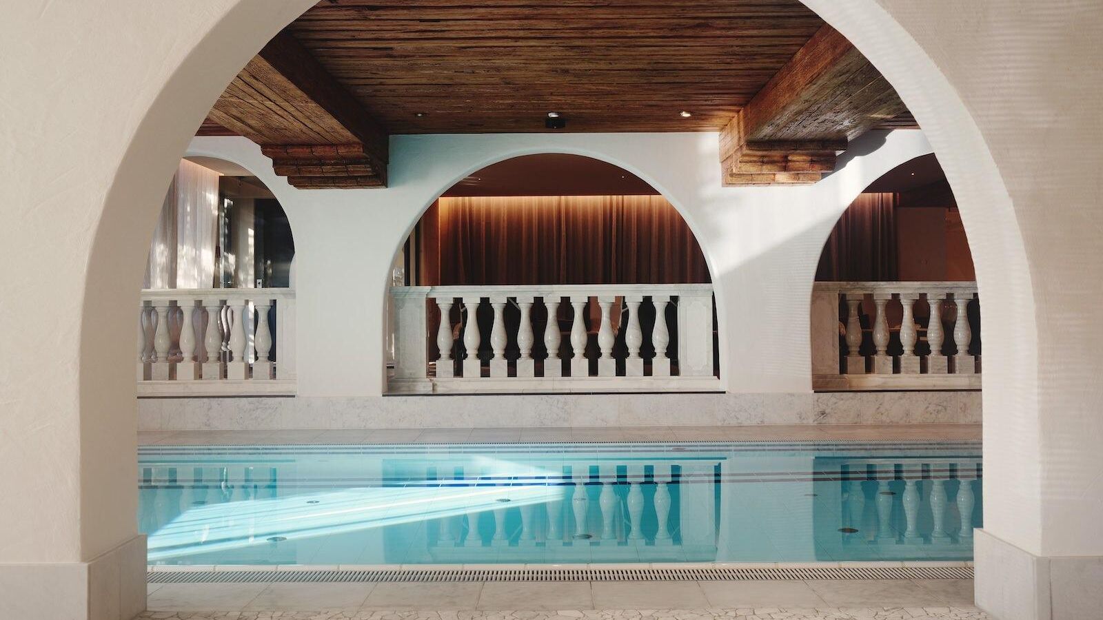 Burg Hotel Schwimmbecken Familienbereich Spa