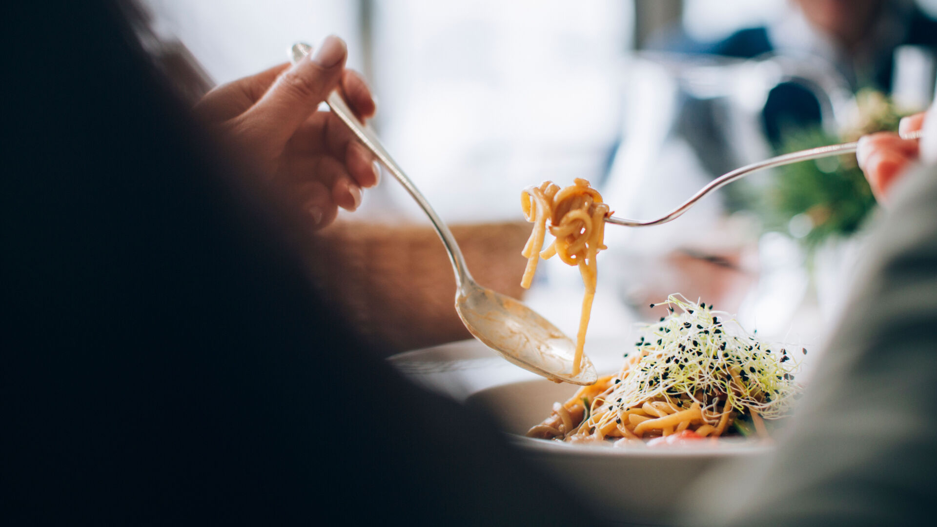 eine Person genießt Spaghetti im Restaurant