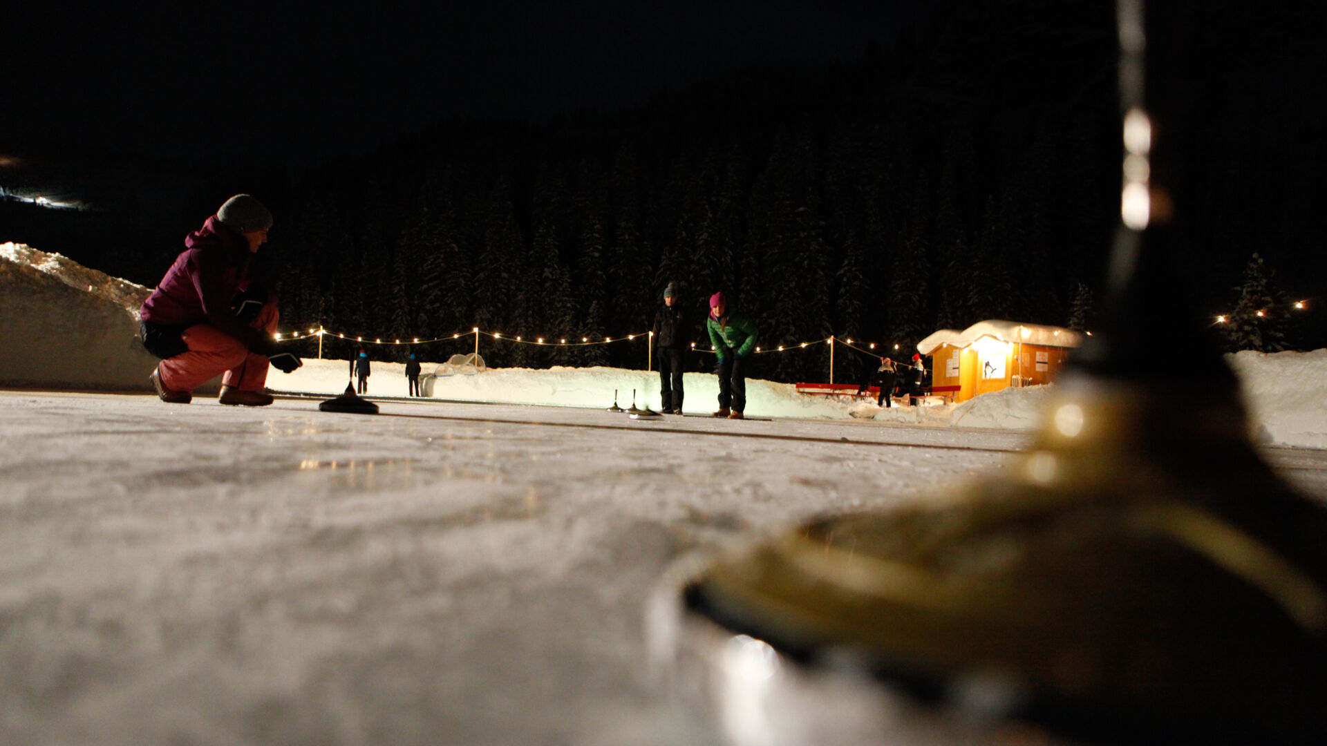 Eislaufplatz in Lech Zürs in der Nacht