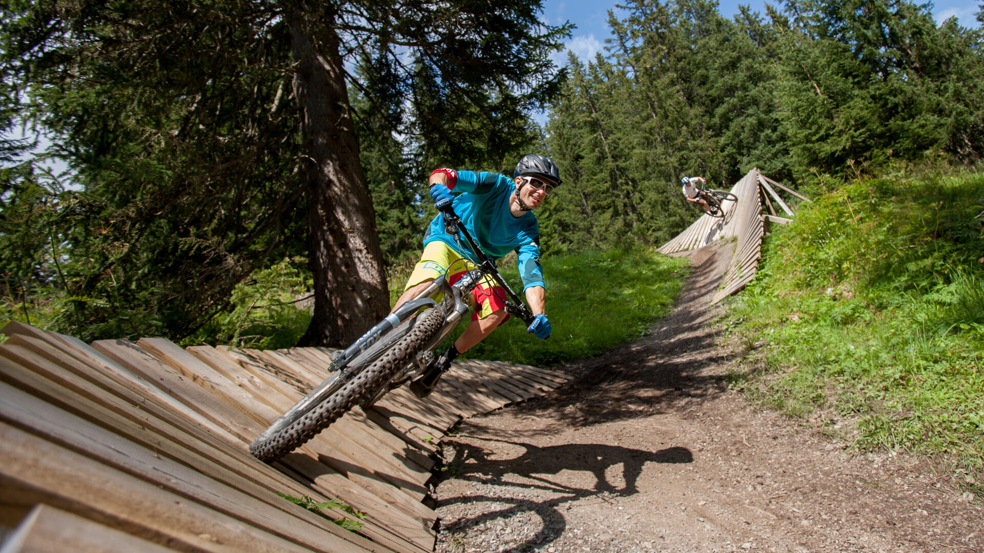 Ein Mountainbiker unterwegs am Burgwald-Trail in Oberlech